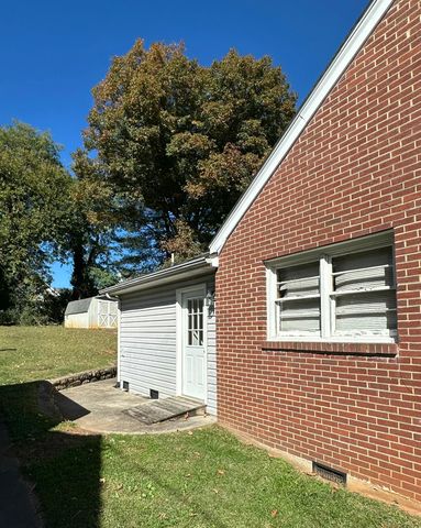 17 Maccie ST, Salem, VA 24153