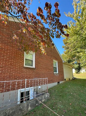 17 Maccie ST, Salem, VA 24153