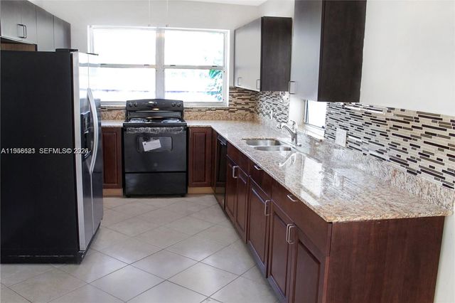 4133 SW 52nd St, Dania Beach, FL 33314