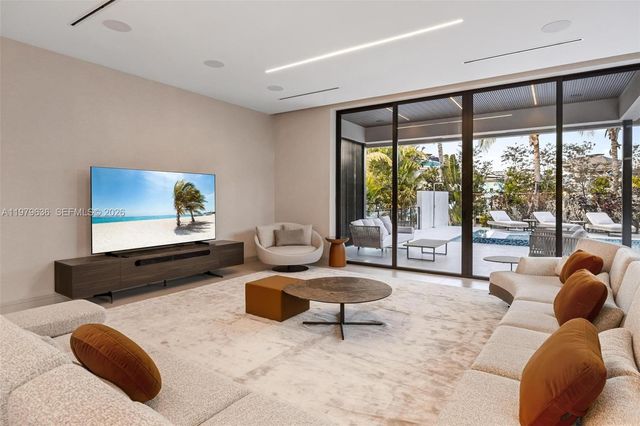 723 NE 77th St, Miami, FL 33138