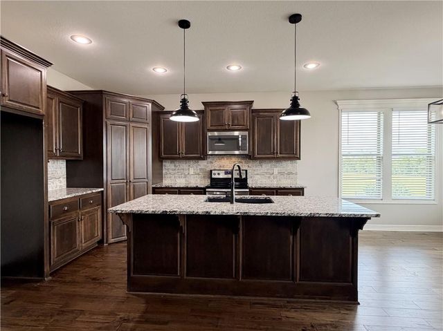 1029 NE Copperwood Drive, Lee's Summit, MO 64086