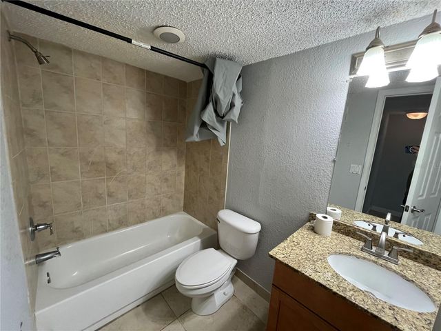 2610 COCONUT BAY LN LANE 733, Sarasota, FL 34237