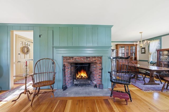 405 Rock Valley Rd, Holyoke, MA 01040