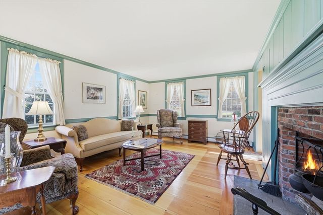 405 Rock Valley Rd, Holyoke, MA 01040