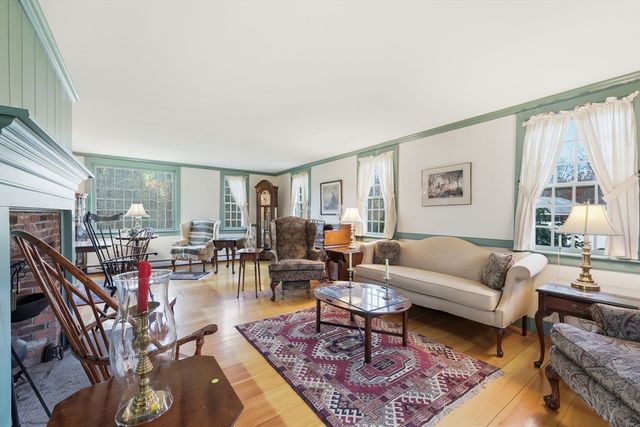 405 Rock Valley Rd, Holyoke, MA 01040