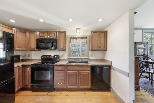 405 Rock Valley Rd, Holyoke, MA 01040