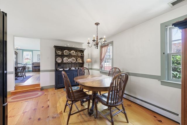 405 Rock Valley Rd, Holyoke, MA 01040