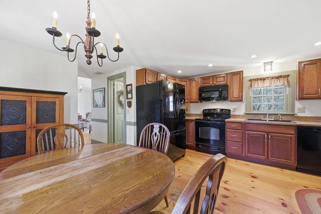 405 Rock Valley Rd, Holyoke, MA 01040