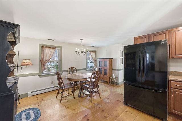 405 Rock Valley Rd, Holyoke, MA 01040