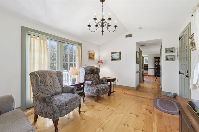 405 Rock Valley Rd, Holyoke, MA 01040