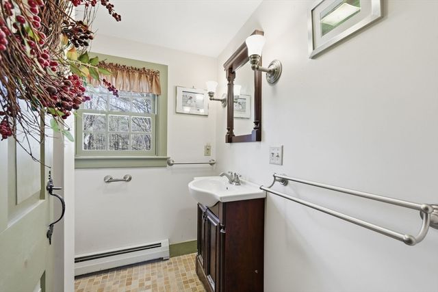 405 Rock Valley Rd, Holyoke, MA 01040