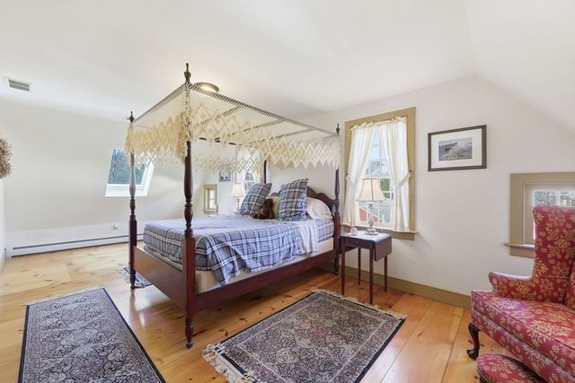 405 Rock Valley Rd, Holyoke, MA 01040