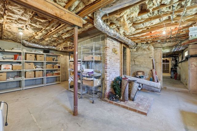 405 Rock Valley Rd, Holyoke, MA 01040