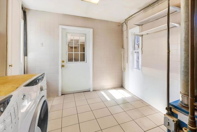 405 Rock Valley Rd, Holyoke, MA 01040