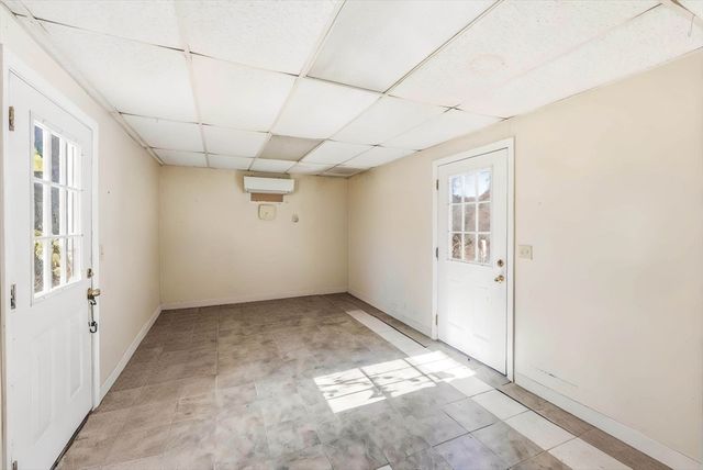 405 Rock Valley Rd, Holyoke, MA 01040