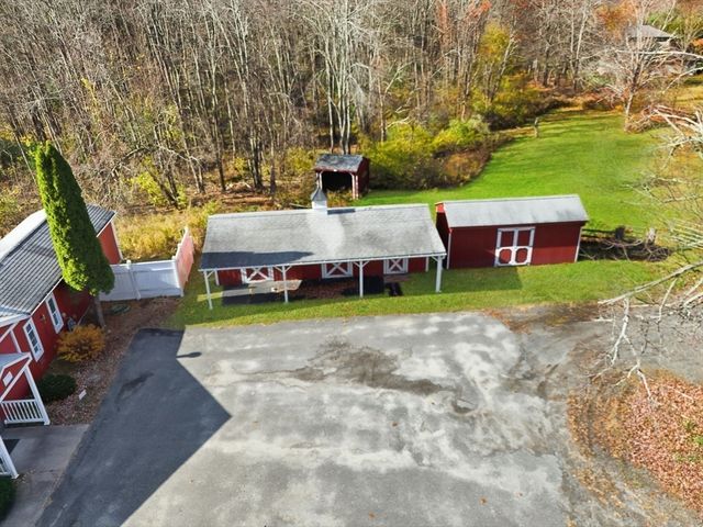 405 Rock Valley Rd, Holyoke, MA 01040