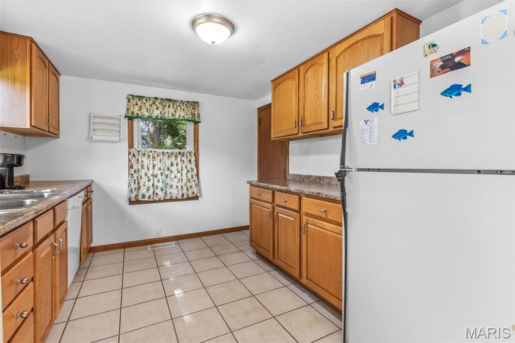 Image 6 of property listing at 13015 State Road Cc, Festus, MO 63028