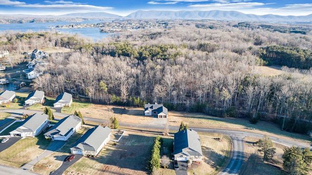 220 Emerald Bay DR, Moneta, VA 24121