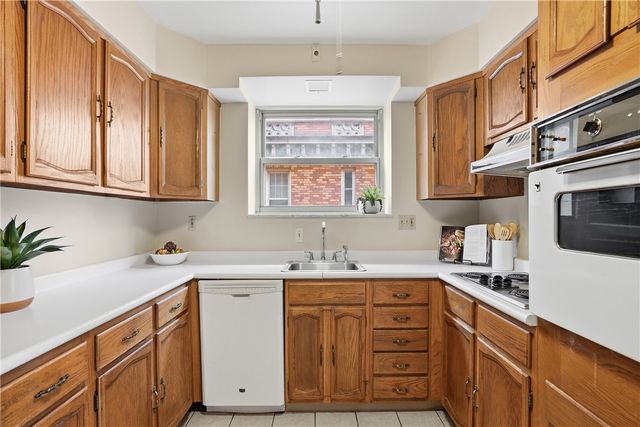 144 N Dithridge St 711, Oakland, PA 15213