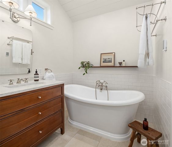 2710 W Blaine St, Seattle, WA 98199