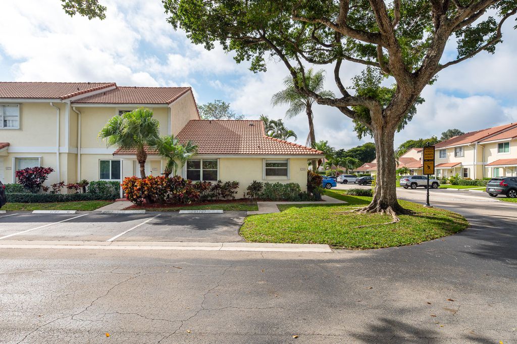 6269 Walk Circle, Boca Raton, FL 33433