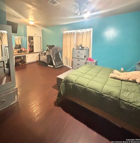 1000 E 2nd, Nixon, TX 78140