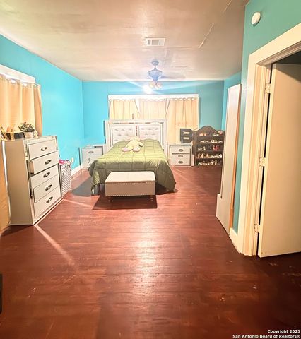 1000 E 2nd, Nixon, TX 78140