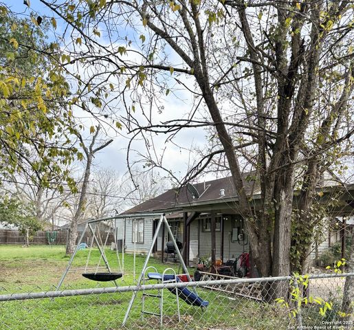 1000 E 2nd, Nixon, TX 78140