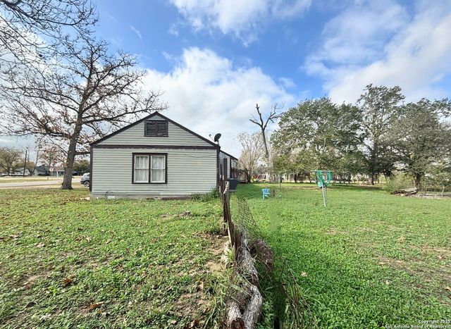 1000 E 2nd, Nixon, TX 78140