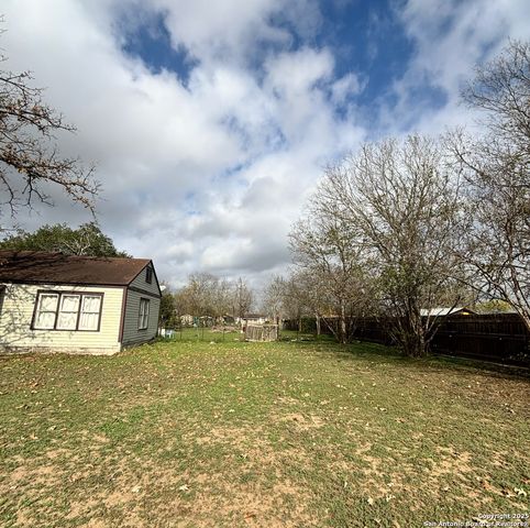 1000 E 2nd, Nixon, TX 78140