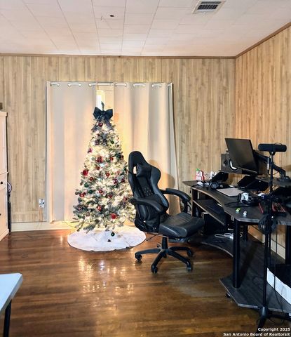 1000 E 2nd, Nixon, TX 78140