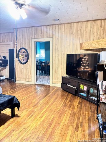 1000 E 2nd, Nixon, TX 78140