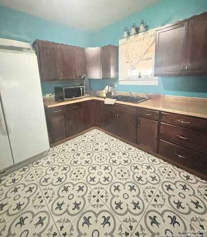 1000 E 2nd, Nixon, TX 78140