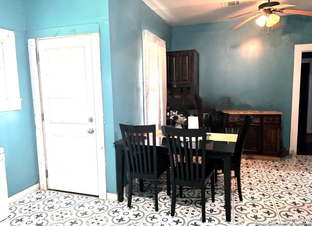 1000 E 2nd, Nixon, TX 78140