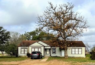 1000 E 2nd, Nixon, TX 78140