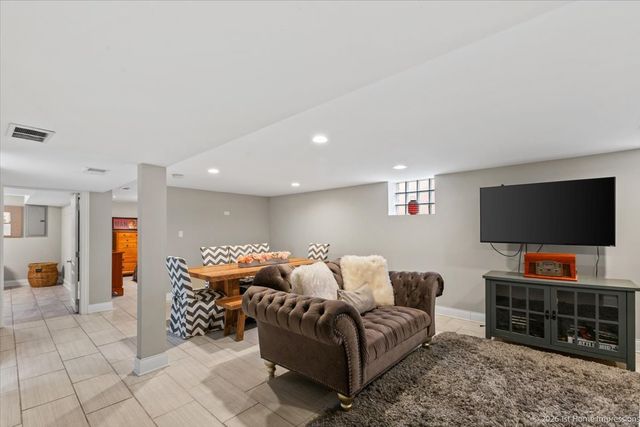 9120 S Clifton Park Avenue, Evergreen Park, IL 60805