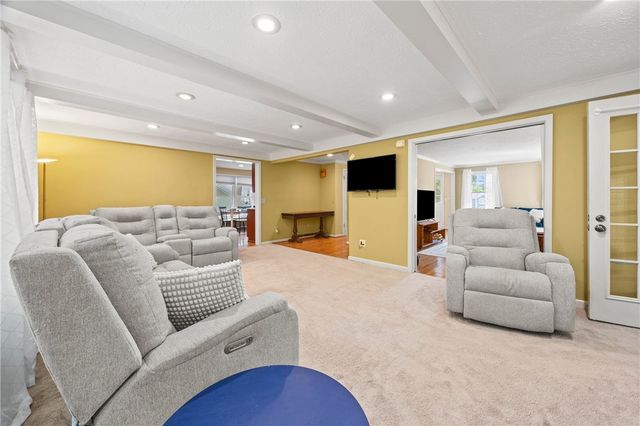 32 Summit Oaks, Pittsford, NY 14534