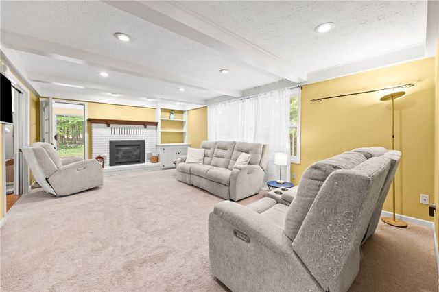 32 Summit Oaks, Pittsford, NY 14534