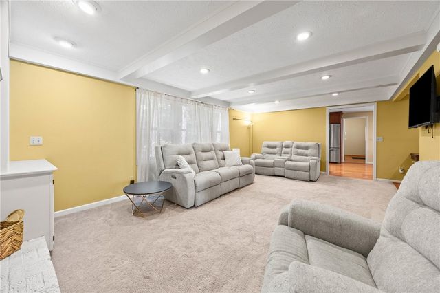 32 Summit Oaks, Pittsford, NY 14534