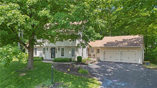 32 Summit Oaks, Pittsford, NY 14534