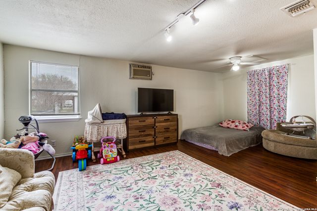 301 E County Road 678, Natalia, TX 78059
