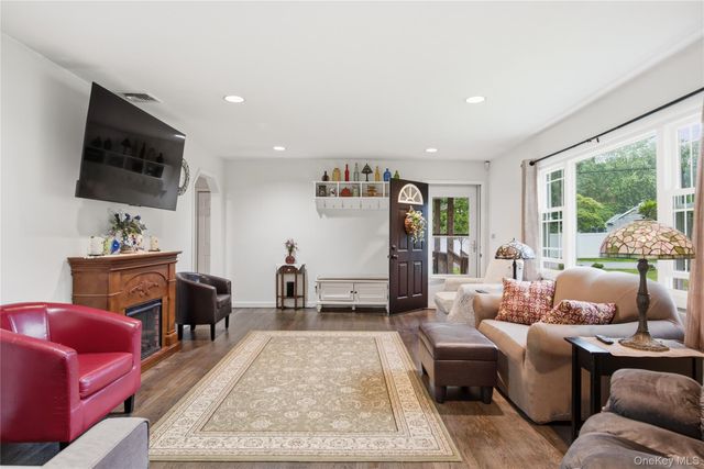 3 Parkside Avenue, Miller Place, NY 11764
