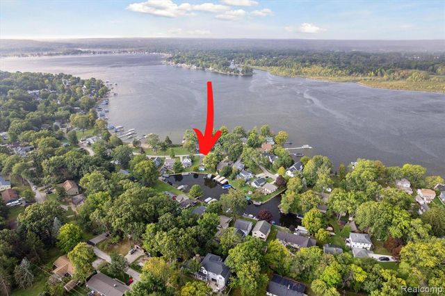 11637 Algonquin Drive, Hamburg Twp, MI 48169