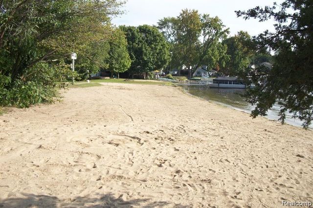 11637 Algonquin Drive, Hamburg Twp, MI 48169