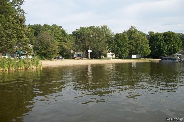 11637 Algonquin Drive, Hamburg Twp, MI 48169