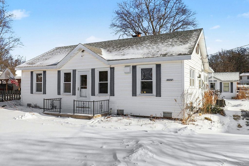 11637 Algonquin Drive, Hamburg Twp, MI 48169