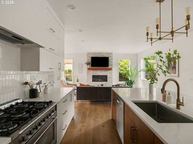 15986 PARKER Rd, Lake Oswego, OR 97035