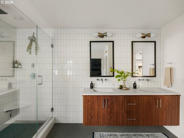 15986 PARKER Rd, Lake Oswego, OR 97035