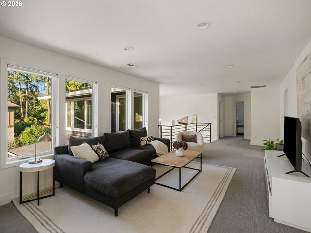 15986 PARKER Rd, Lake Oswego, OR 97035