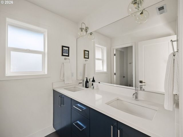 15986 PARKER Rd, Lake Oswego, OR 97035